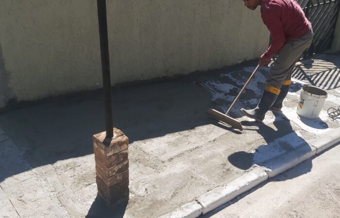 PISO CIMENTICIO COM TELA DE POLIESTER IMPERMEABILIZANTE DE PU EPOX SINTÉTICO COM AREIA DE QUARTZO